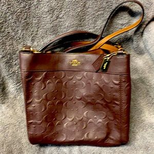 Very clean hardly used coach shoulder bad!